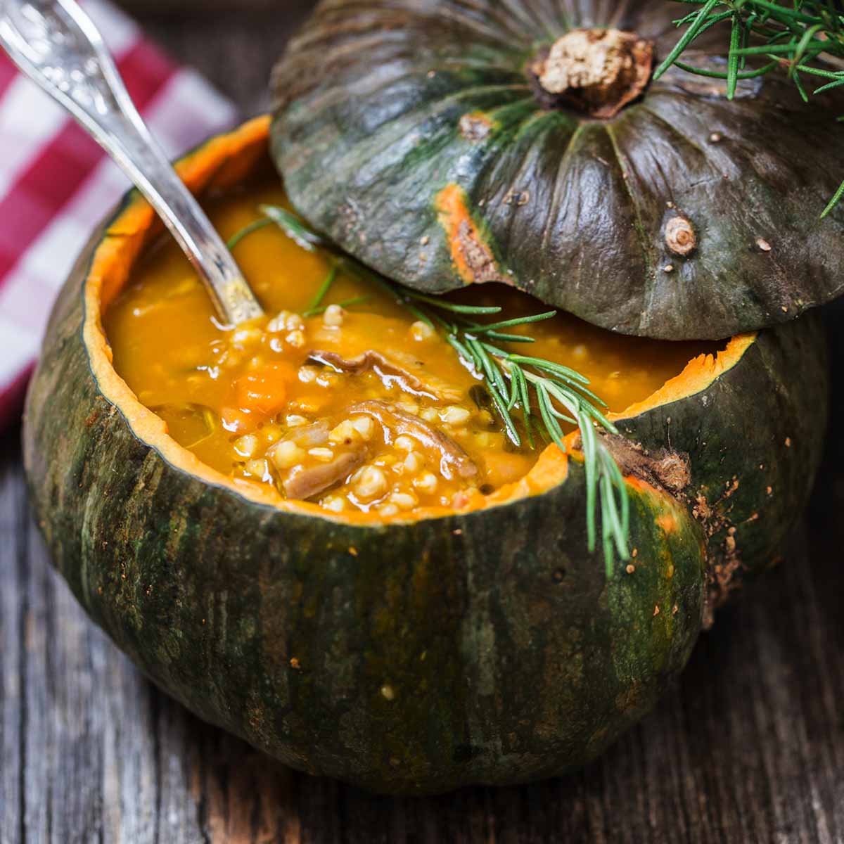 Crema di zucca e porcini con borlotti e grano saraceno