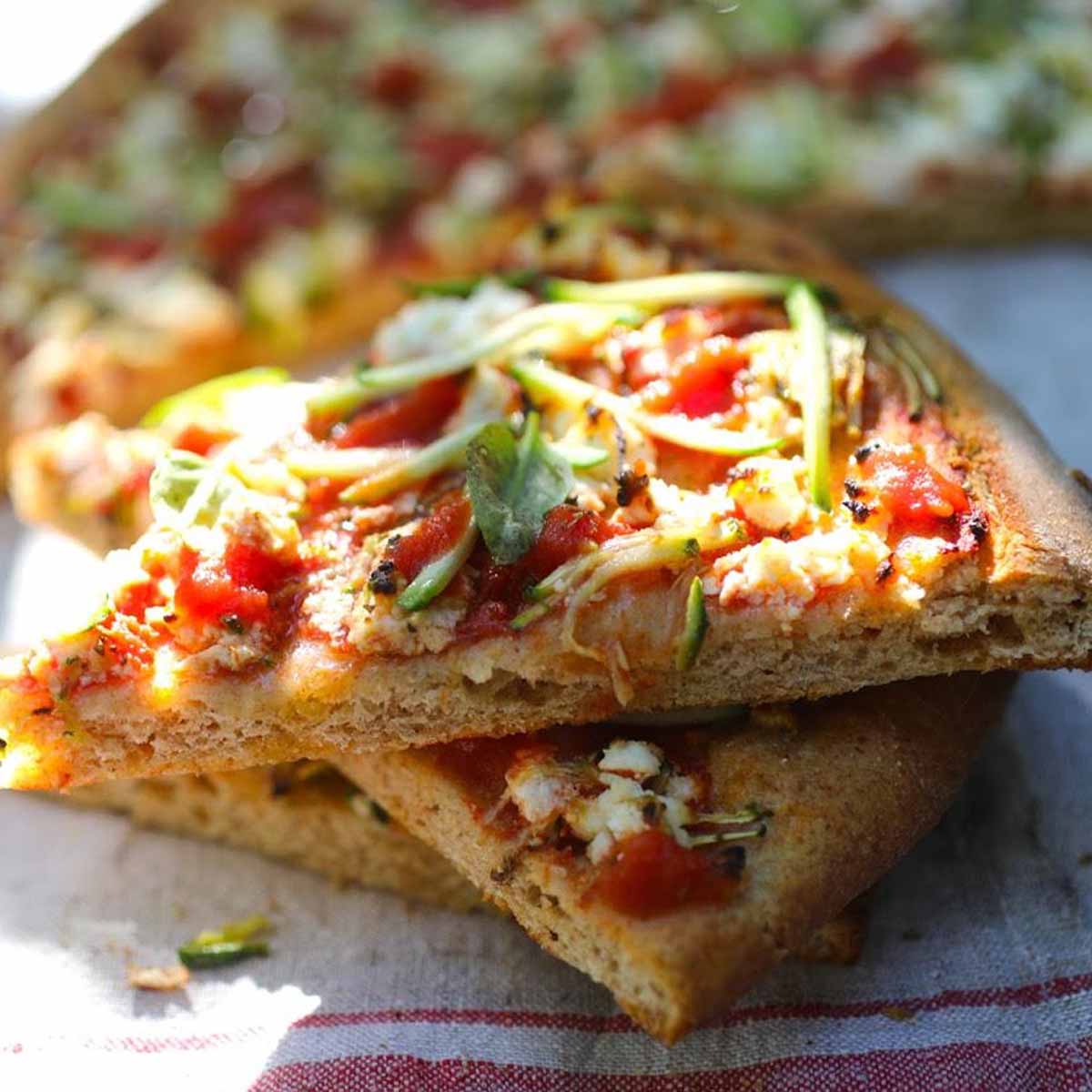 Pizza integrale con ricotta e zucchine