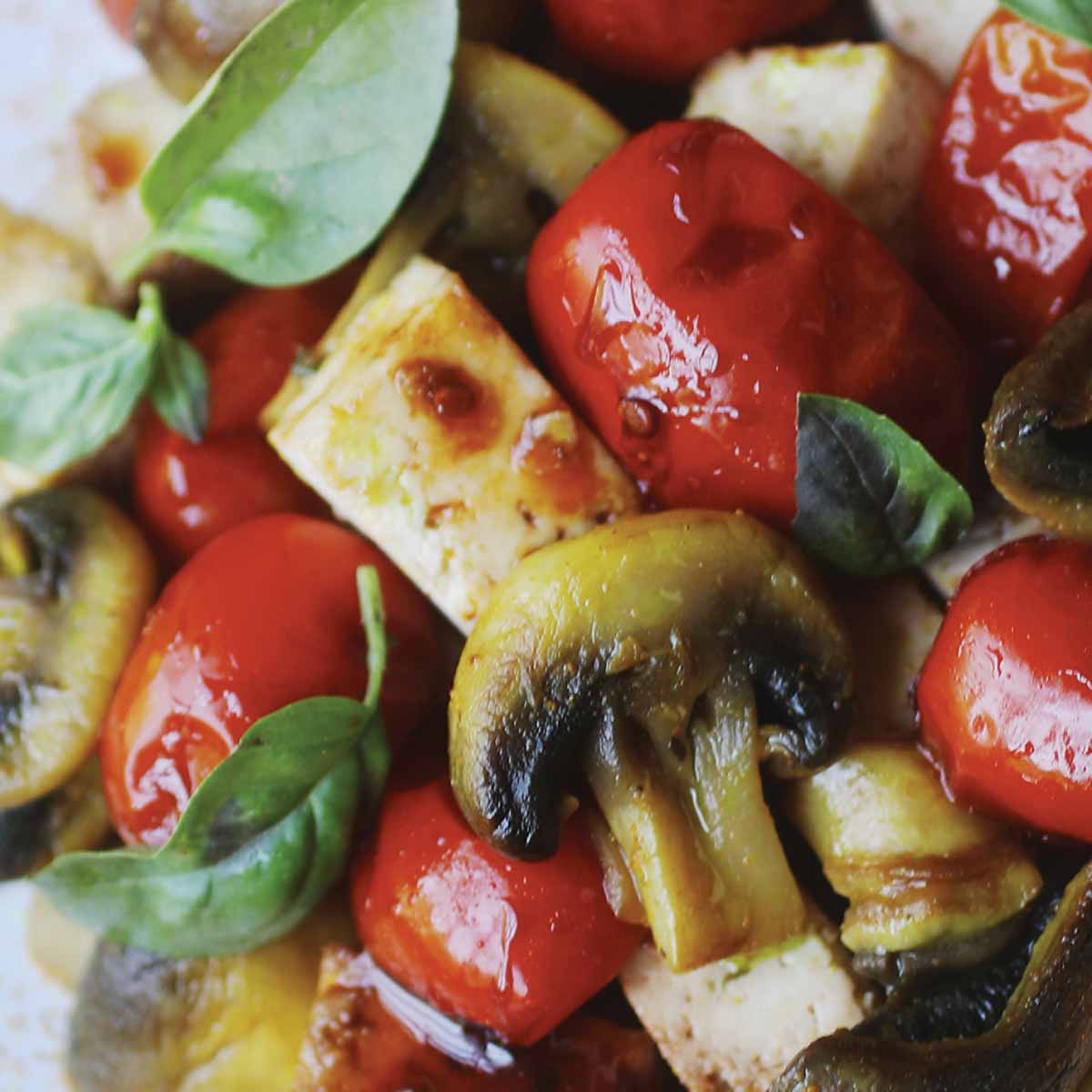 Tofu caramellato con funghi e pomodorini