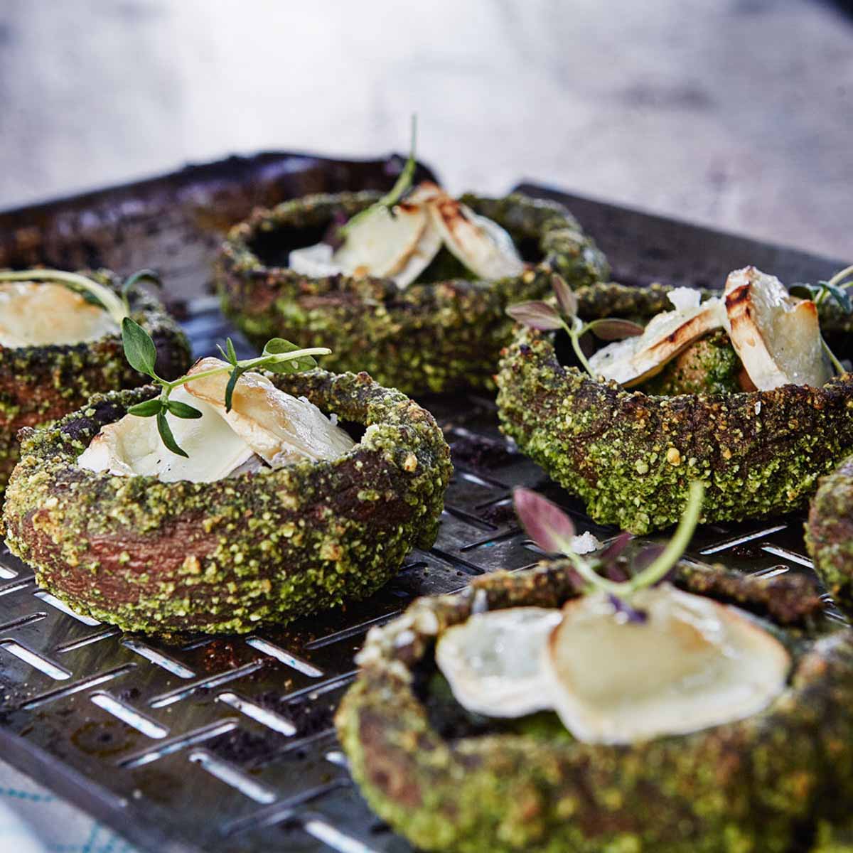 Funghi Portobello con pesto di prezzemolo e formaggio di capra | @Weber