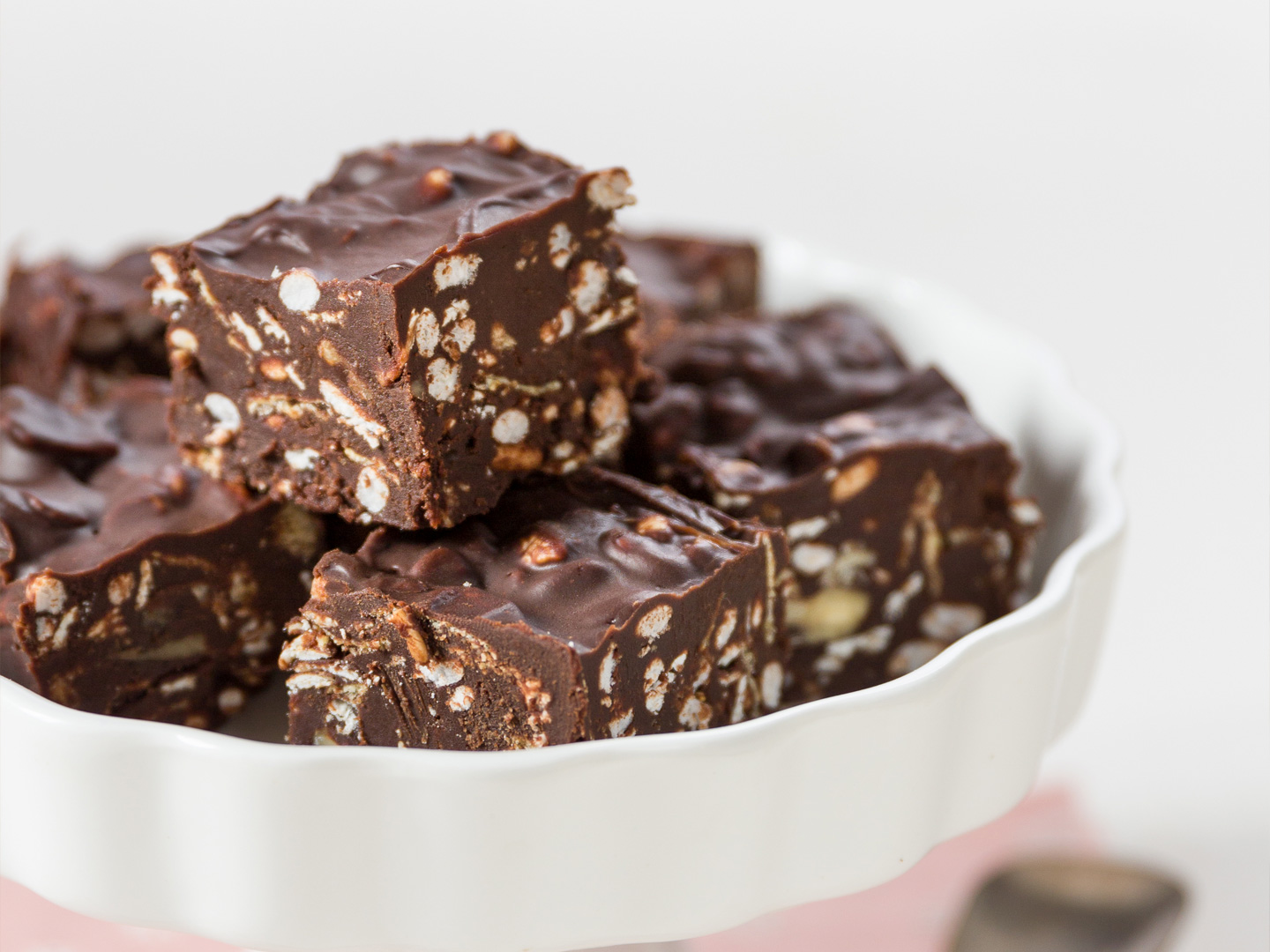 Fudge vegano croccante al muesli e riso soffiato