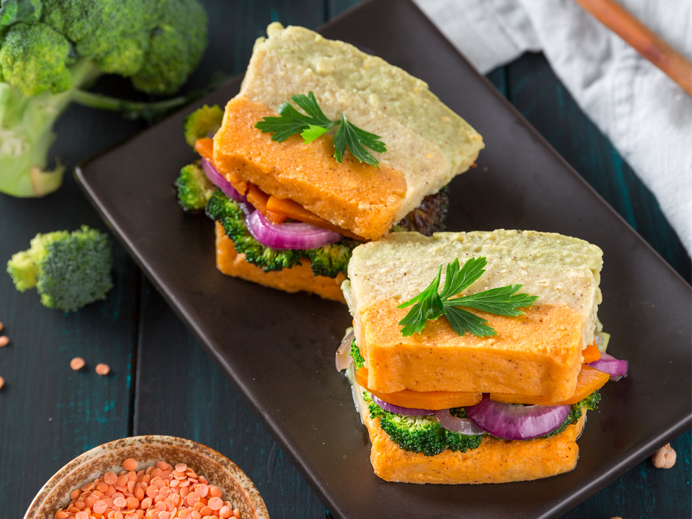 Sandwich di polentina con broccoli, zucca e cipolla caramellata