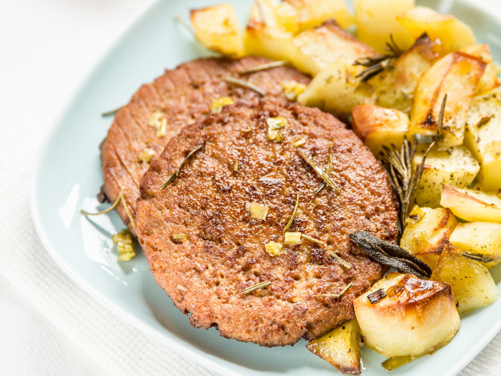 Burger di miglio e ceci con patate al forno