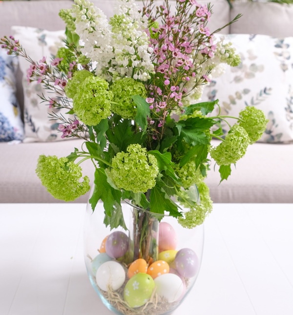 Vaso pasquale con uova decorate e fiori